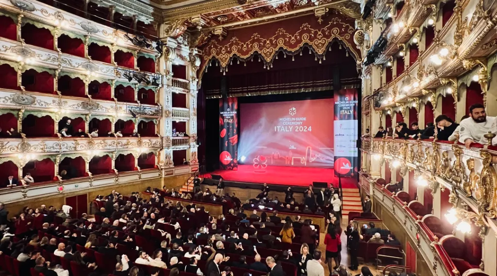 Durante l'evento a Brescia per l'assegnazione delle stelle per la Guida  Michelin 2024, gli allievi di CAST hanno vissuto un sogno ad occhi aperti:  vedersi in futuro sul palco del più luminoso “